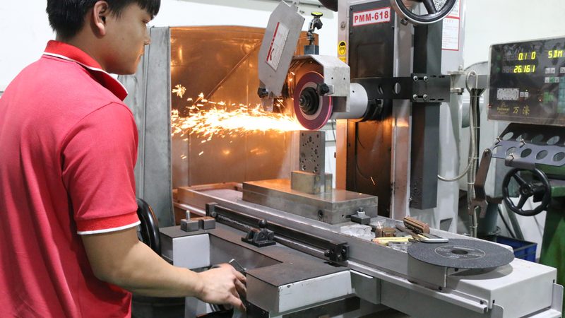 汽车高光模具加工精度：揭秘其关键要求与挑战**