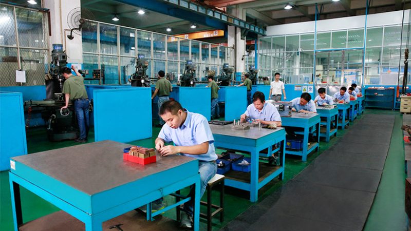 吹塑模具定制：成本构成解析与影响因素**